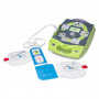 Автоматический наружный дефибриллятор ZOLL AED Plus в зелёном корпусе, вид спереди с закрытой крышкой