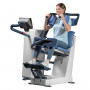 Тренажёр с БОС Ormed Strong Back T010, пациент выполняет сгибание корпуса, белая рама с синими опорами и сенсорным пультом